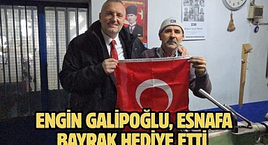 Engin Galipoğlu, Esnafa Bayrak Hediye Etti