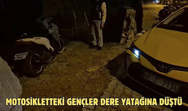 MOTOSİKLETTEKİ GENÇLER DERE YATAĞINA DÜŞTÜ