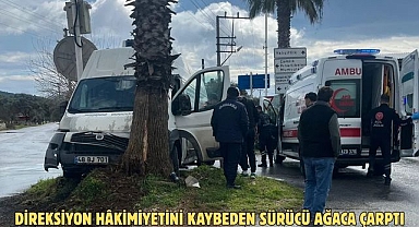 DİREKSİYON HÂKİMİYETİNİ KAYBEDEN SÜRÜCÜ AĞACA ÇARPTI